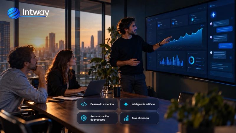 Equipo de Intway presentando un tablero a medida con inteligencia artificial: desarrollo a medida, inteligencia artificial, automatización de procesos y más eficiencia